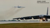 미 대규모 핵공격 훈련에 참가한 B-52H 전략폭격기의 동시 출격훈련 영상